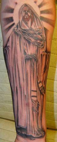 腿部棕色穿斗篷的耶稣纹身图片