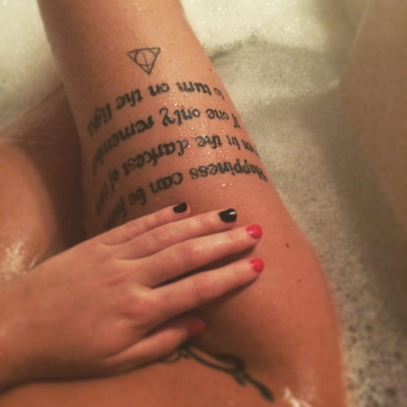 女生大腿黑色神秘的英文字母纹身图案