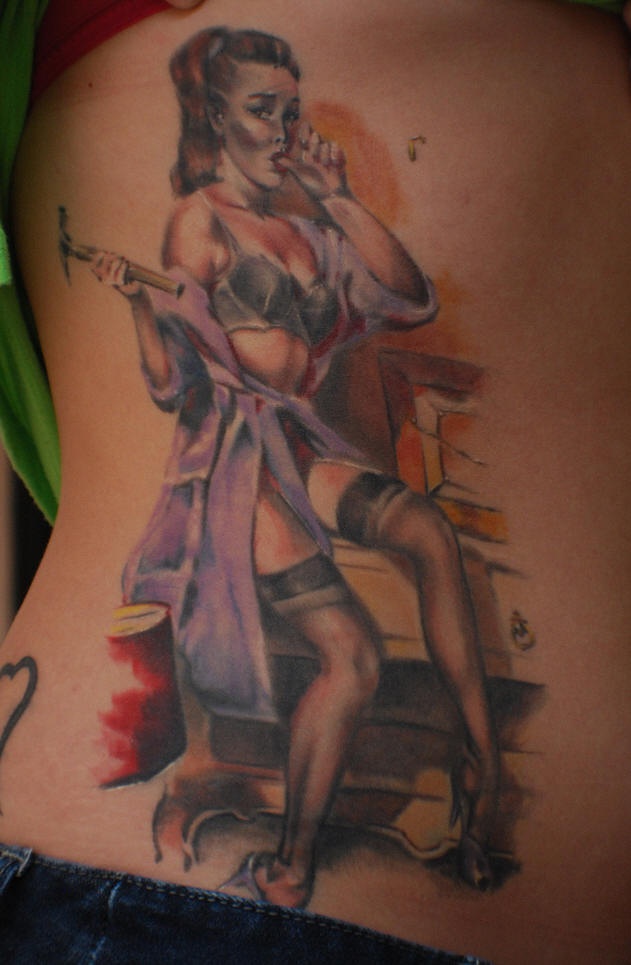 腰部彩色性感的女孩纹身图案