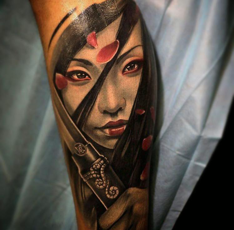 小臂new school彩色艺伎与剑纹身图案