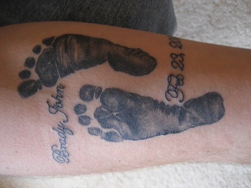 黑色小孩脚印和字母数字纹身图案