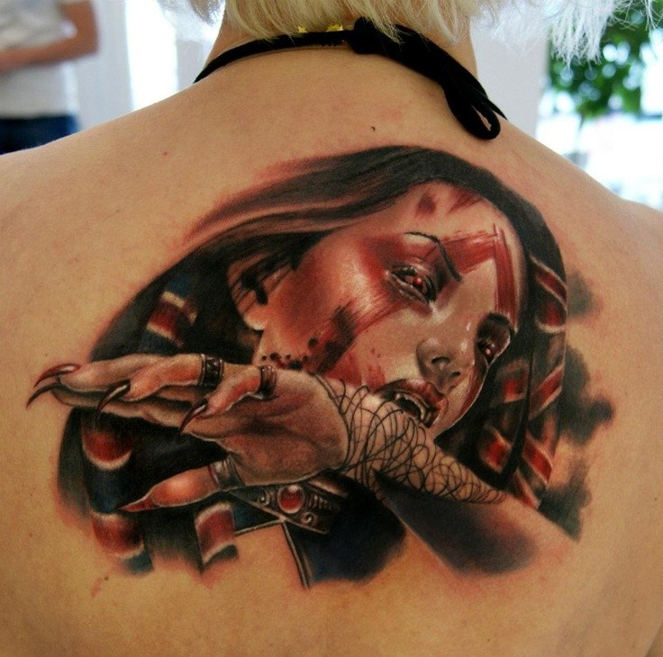 背部可怕的女吸血鬼纹身图案