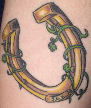 腿部彩色马蹄铁藤蔓纹身图案