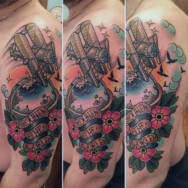 肩部彩色飞机和花朵纹身图案