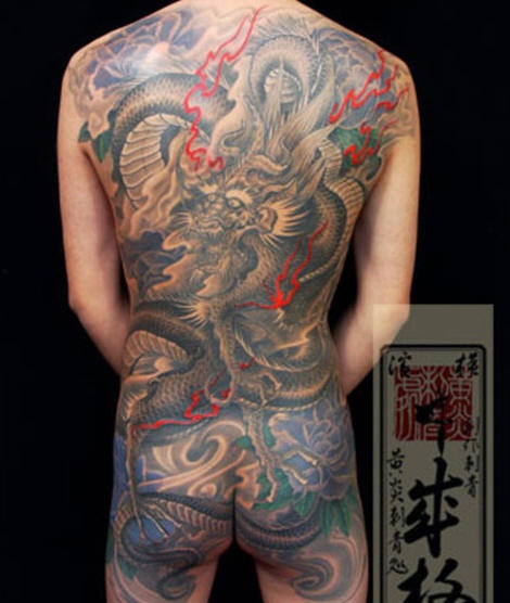 满背亚洲主题的龙黑灰纹身图案