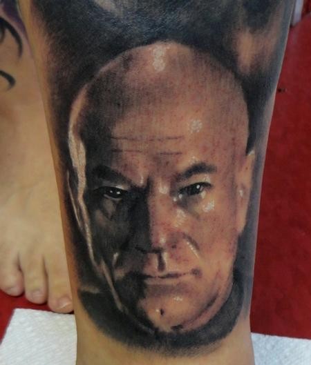 腿部彩色沙维尔教授肖像纹身图案