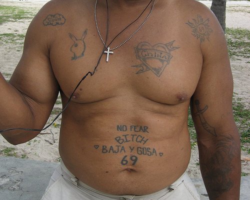 黑白简约英文字母纹身图案