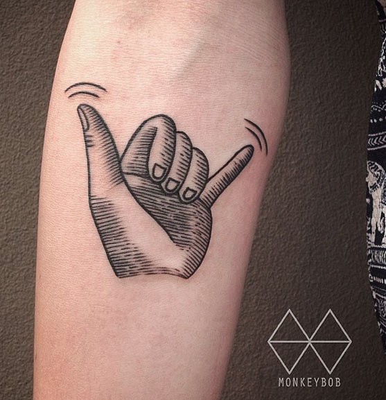 小臂雕刻风格黑色线条人手纹身图案