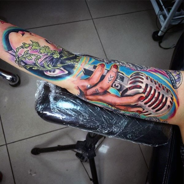 手臂非常逼真的彩色复古麦克风与手纹身图案