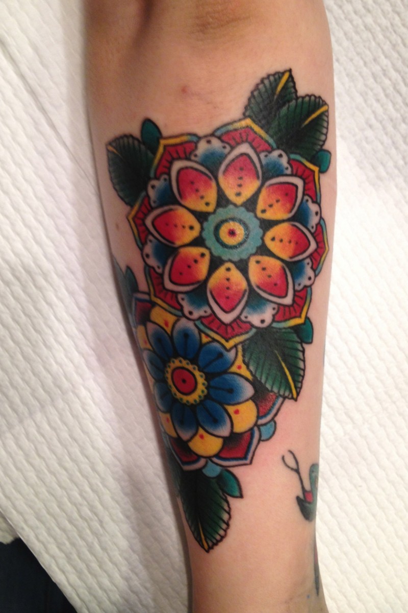 手臂美丽的old school五颜六色花朵纹身图案