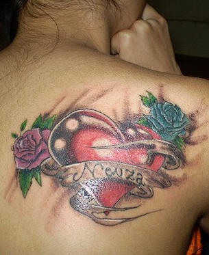 背部心形与红色和紫色玫瑰纹身图案