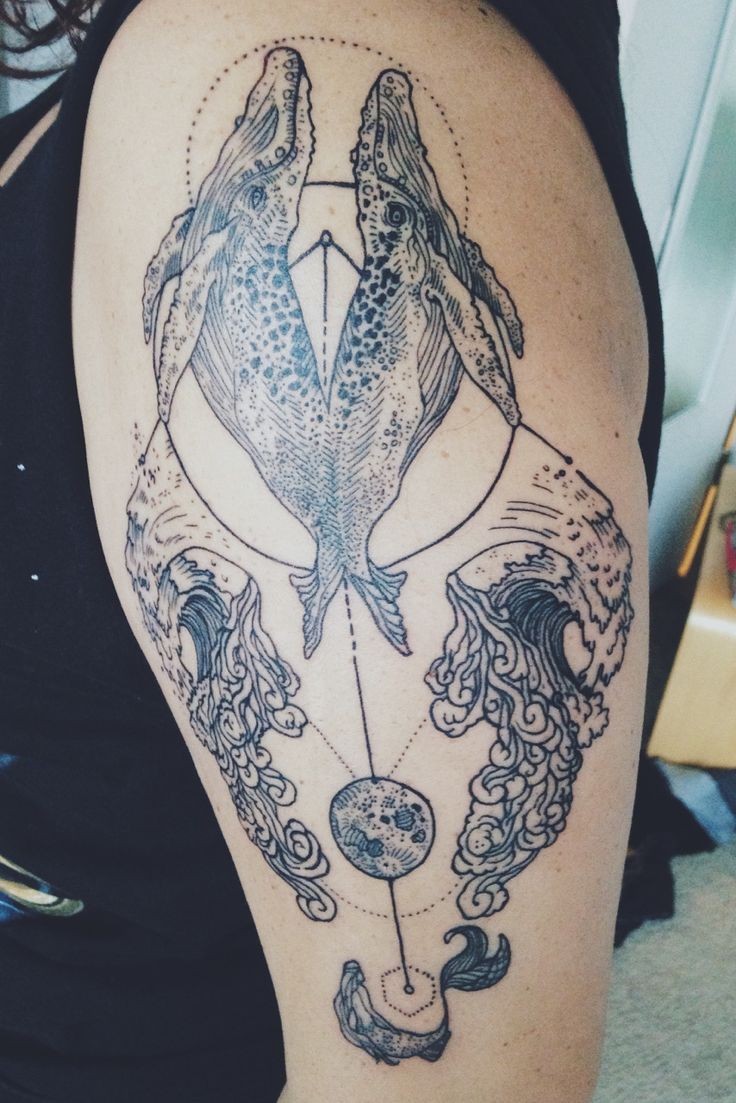 大臂雕刻风格波浪和行星鲸鱼纹身图案