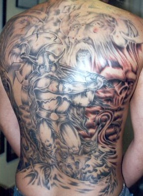 背部斯堪的纳维亚神和海盗斧头纹身图案