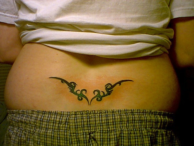 腰部部落图腾简单纹身图案