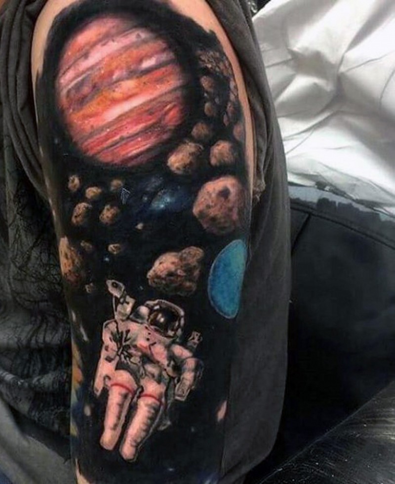 肩部彩色空间主题男子纹身图案