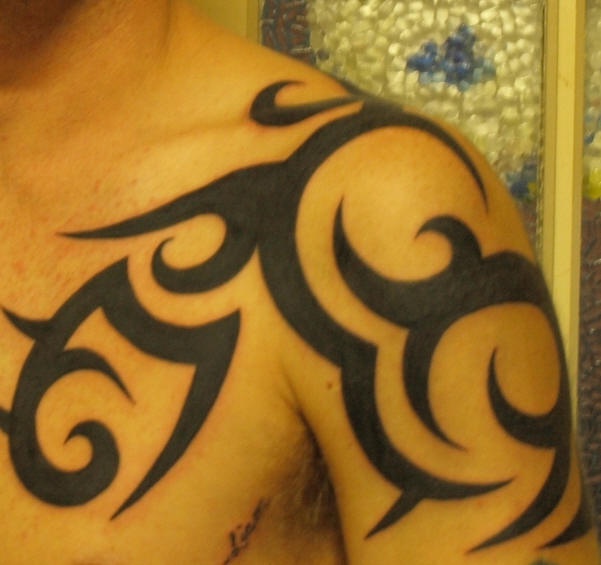 肩部黑色的部落线条图腾纹身图案