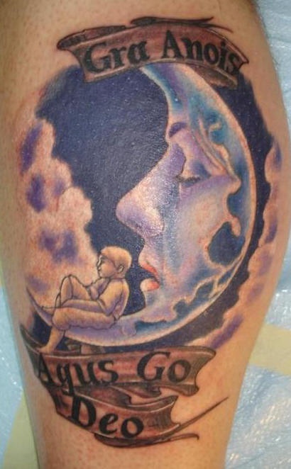 黑色孩子脚印与英文字母纹身图案