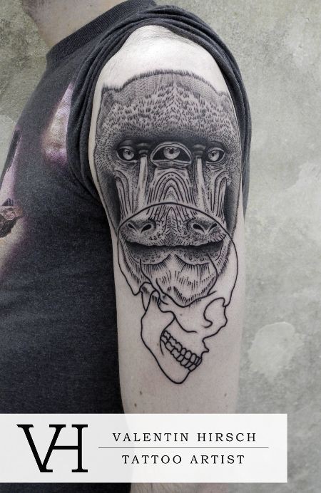 手臂雕刻风格黑色猴子头像与骷髅纹身图案