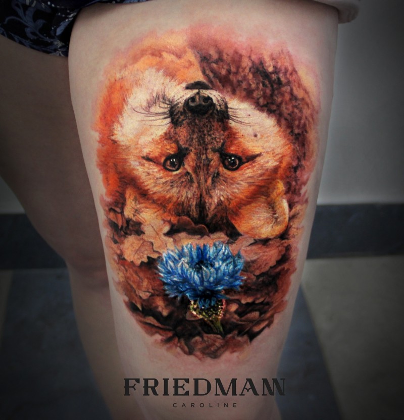 腿部彩色逼真的狐狸与花朵纹身图案