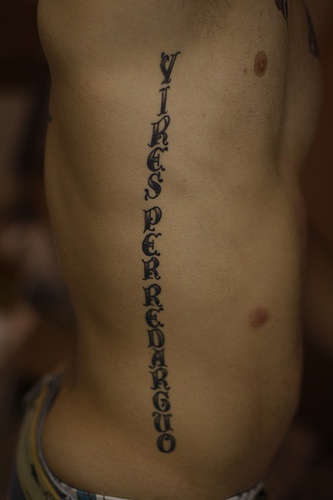 男性腰侧拉丁文字母纹身图案