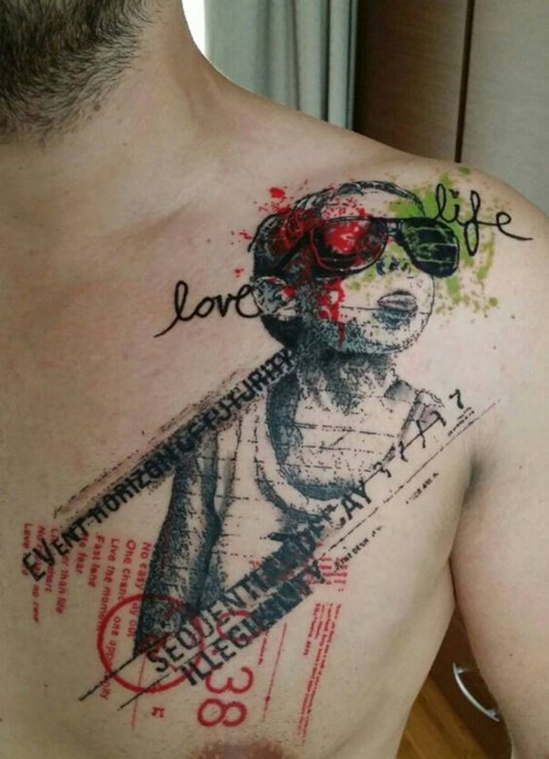 胸部有趣的男孩和个性英文字母纹身图案