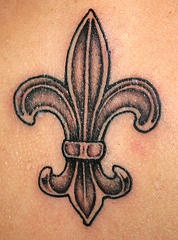 肩部棕色鸢尾符号纹身图案