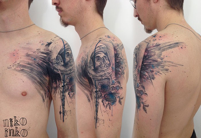 肩部黑灰色太空人骨架纹身图片