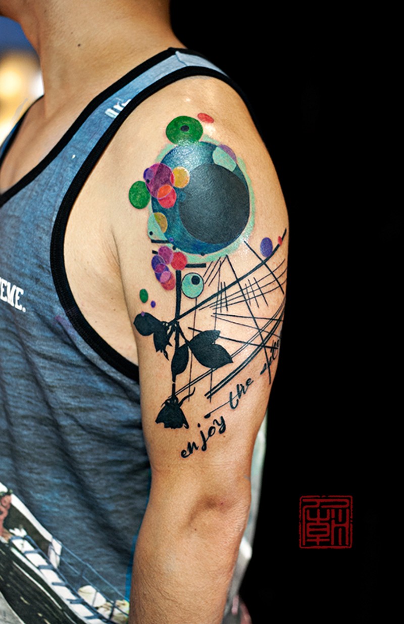 肩部现代风格的彩色几何风格纹身图案