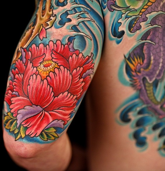 大臂红色的牡丹花和蓝色波浪纹身图案