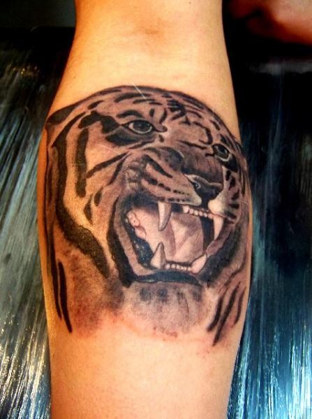 咆哮的老虎头黑色手臂纹身图案