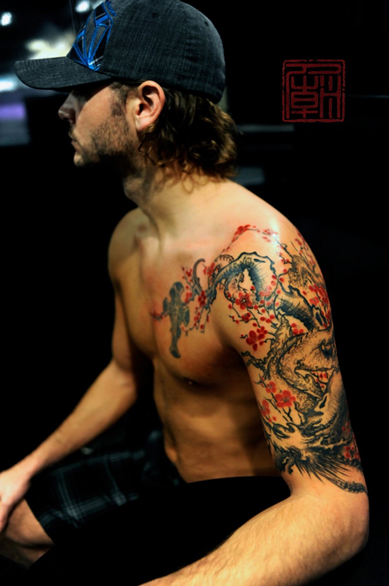 男性大臂亚洲龙与开花树彩色纹身图案