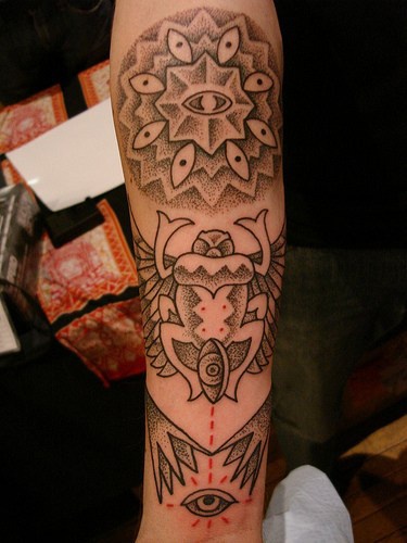 手臂奇怪的生物与许多眼睛纹身图案