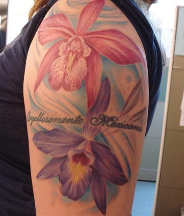 大臂彩色的兰花和字母纹身图案