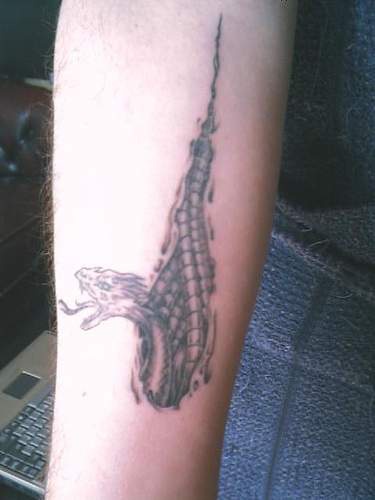 手臂上的黑白蛇纹身图案