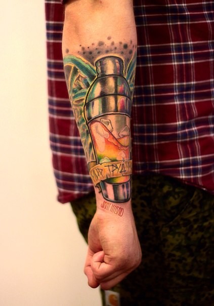 手臂彩色保温瓶与字母纹身图案
