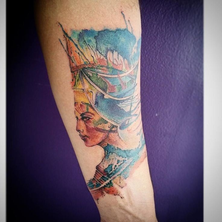 手臂埃及女王的彩色纹身图案