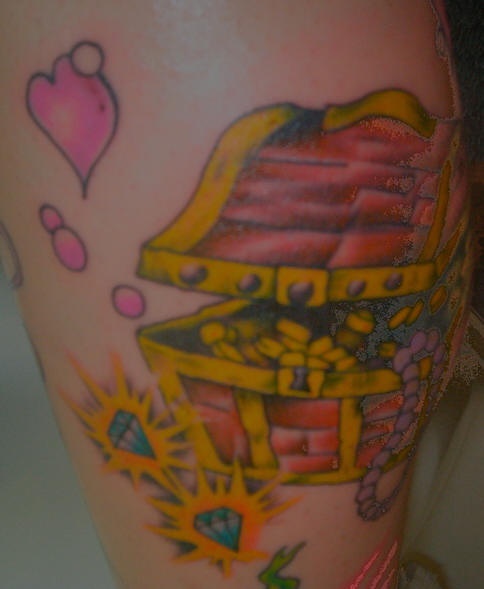 腿部彩色海盗珍宝箱纹身图片