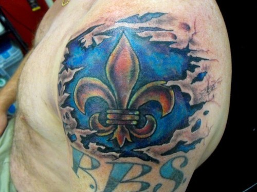 肩部蓝色背景百合花纹章撕皮纹身图案