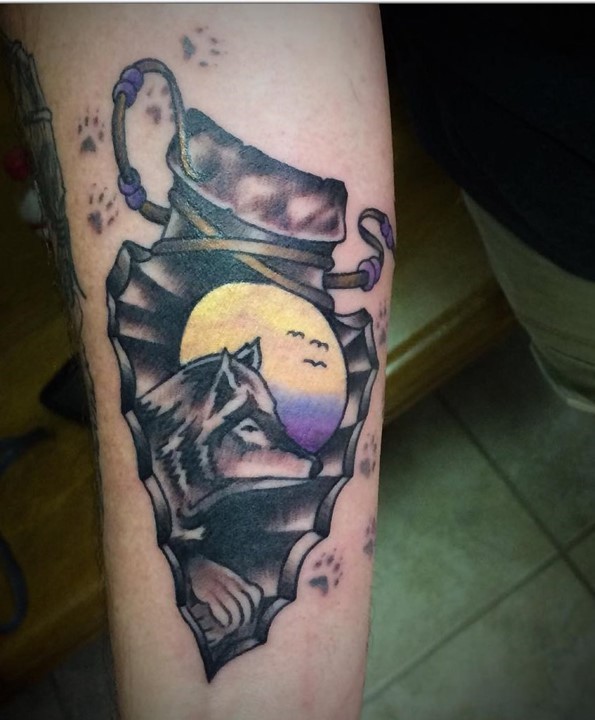 old school彩色的箭头和月亮狼纹身图案