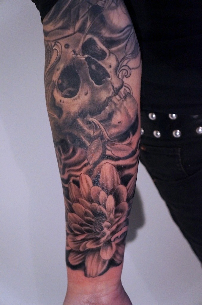 花臂灰色头骨和花朵纹身图案