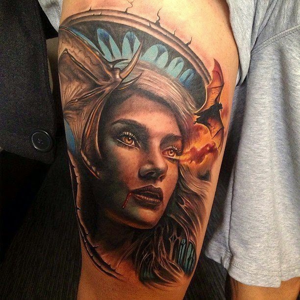 大腿彩色女郎与蝙蝠纹身图案