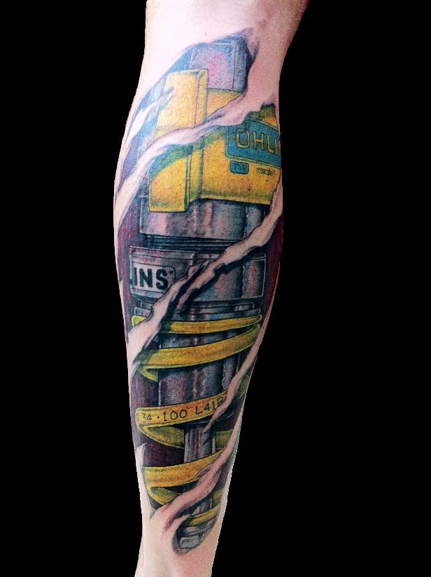 小臂3D皮肤下的机械纹身图案