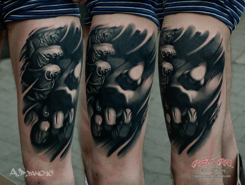 大腿恐怖风格黑白女子肖像纹身图案