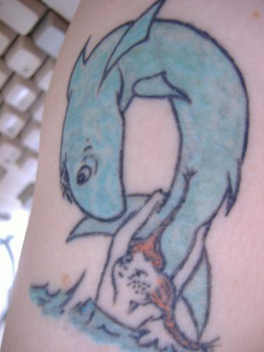 卡通小女孩和鲨鱼纹身图案