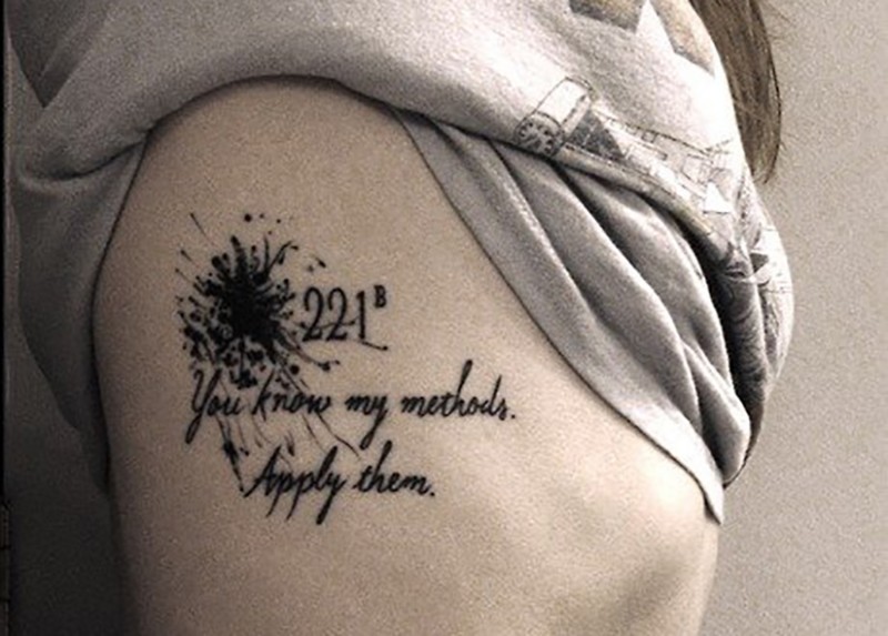 侧肋黑色泼墨与字母数字纹身图案