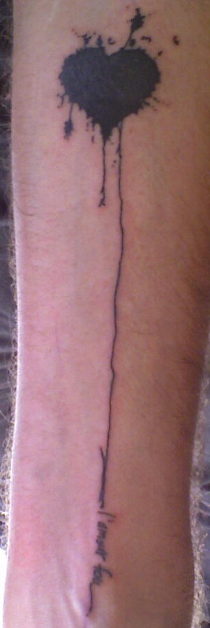 心形黑色泼墨纹身图案