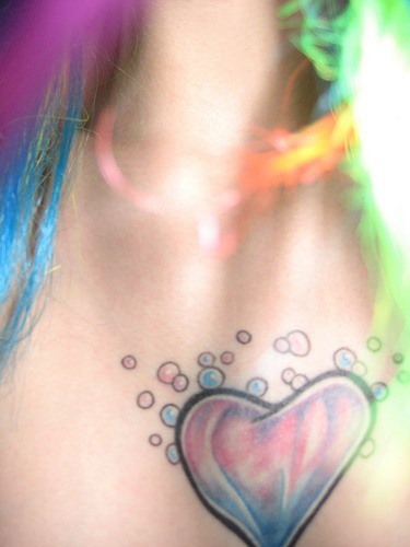 胸部多彩的心形与气泡纹身图案