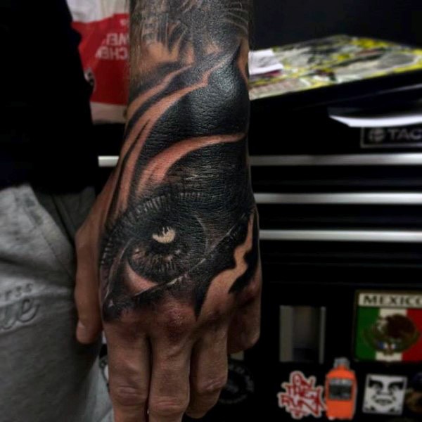 手臂new school写实黑色眼睛纹身图案