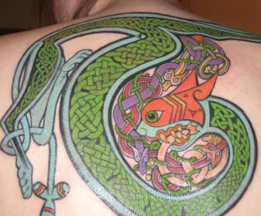 背部凯尔特风格大蛇吃小蛇纹身图案