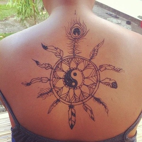 背部黑色的阴阳八卦风格的捕梦网纹身图案